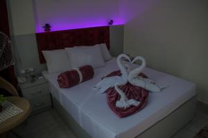 Postel nebo postele na pokoji v ubytování Crown Hotel