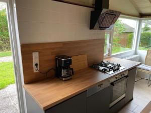 Rekerlanden 98 في Schoorldam: مطبخ مع كونتر عليه صانع قهوة
