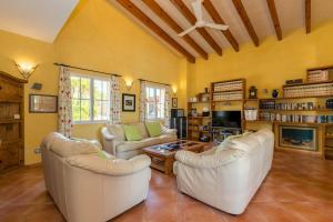 - un salon avec deux canapés et une cheminée dans l'établissement Villa Estrellita Sant Lluis, à Sant Lluis
