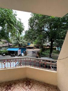 - Balcón con vistas a la calle en Sahil Residency, en Murud