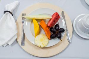 a plate of fruit and vegetables on a table at Pousada Paraiso in Guanambi