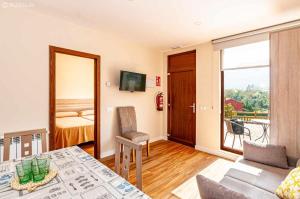 A television and/or entertainment centre at Apartamento 4 personas en la naturaleza Bisonte
