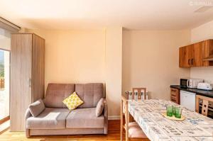 A kitchen or kitchenette at Apartamento 4 personas en la naturaleza Bisonte