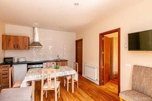A kitchen or kitchenette at Apartamento 4 personas en la naturaleza Bisonte