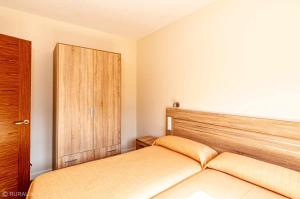 A bed or beds in a room at Apartamento 4 personas en la naturaleza Bisonte