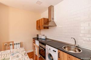 A kitchen or kitchenette at Apartamento 4 personas en la naturaleza Bisonte