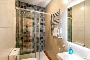 A bathroom at Apartamento 4 personas en la naturaleza Bisonte