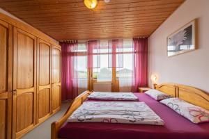 モースバッハにあるFerienwohnung Haus Ingeのベッドルーム1室(ベッド2台、大きな窓付)