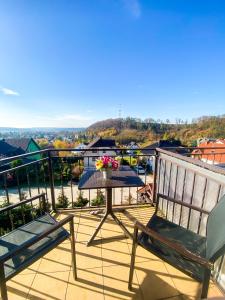 d'une terrasse avec 2 chaises et une table sur un balcon. dans l'établissement Emilio, à Kudowa-Zdrój