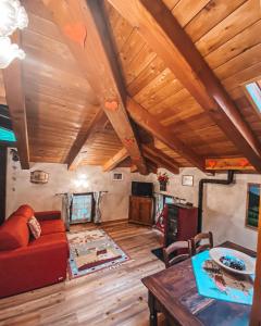 uma sala de estar com um sofá vermelho e uma mesa em La Maison de Julie em Pré-Saint-Didier