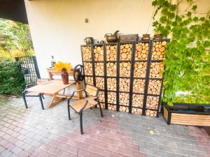 庫多瓦－茲德魯伊的住宿－Emilio，围栏旁边的桌子和长凳