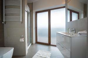 Koupelna v ubytování RentPlanet - Apartamenty Górna Resorts + 37 fotografií