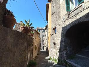 an alley with stairs in an old building at Dimora del Pavone in Tivoli