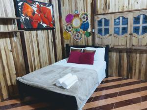 a bedroom with a bed with two towels on it at Deep Forest Posadas Ecoturisticas in El Zaino