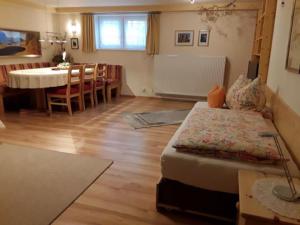 ein Schlafzimmer mit Bett und ein Esszimmer mit Tisch in der Unterkunft Haus Anna in Beaumarais