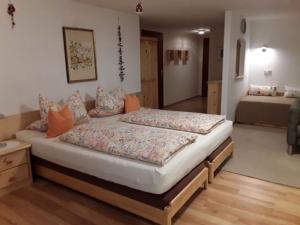 ein Schlafzimmer mit einem großen Bett in einem Zimmer in der Unterkunft Haus Anna in Beaumarais