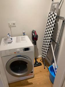 uma lavandaria com uma máquina de lavar roupa num quarto em New Luxury Studio in the Heart of Kirchberg -D em Luxemburgo