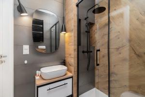 Kúpeľňa v ubytovaní Sweet Family Apartment Chodkiewicza Rondo Grzegórzeckie by Noclegi Renters