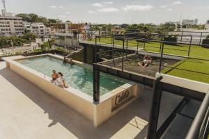 坎昆的住宿－Caleta Hostel Rooftop & Pool，建筑物屋顶上的游泳池