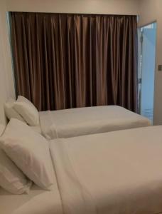 a bedroom with two white beds and a window at CR.HOTEL in Makkasan