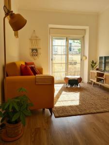 sala de estar con sofá y mesa en Canto da Rocha Guesthouse, en Almada