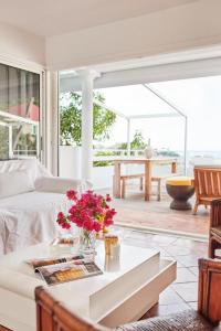 - un salon avec un canapé et une table fleurie dans l'établissement Viewstar, à Gustavia