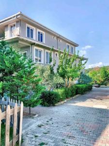 uma casa grande com uma cerca em frente em forest villa-2, 5 minutes from Istanbul airport em Taşoluk