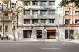 budynek po stronie ulicy miejskiej w obiekcie Atica Apartments - by Weflating w Barcelonie