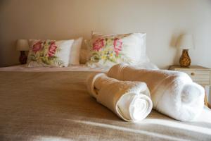 Una cama con toallas encima. en Matariki Sunset Apart Hotel, en Hanga Roa