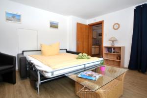 Kleines Zimmer mit einem Bett und einem Tisch in der Unterkunft Haus Königsdüne I/1 in Borkum