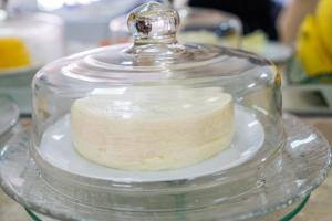 a cake in a glass jar on a table at Pousada Paraiso in Guanambi