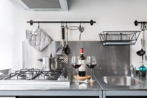 Η κουζίνα ή μικρή κουζίνα στο Trevi Luxury Loft - Modern Design 1 Minute from Trevi Fountain