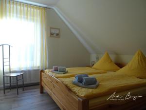 ボルクムにあるHaus-Moana-Wohnung-1のベッドルーム1室(枕2つ付)
