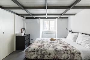 Postel nebo postele na pokoji v ubytování Trevi Modern Loft SmartWork & Relax at Trevi Fountain