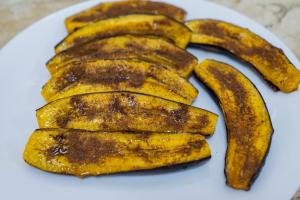a bunch of bananas on a white plate at Pousada Paraiso in Guanambi