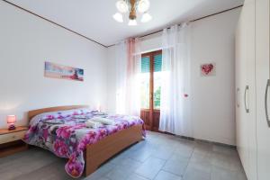 1 dormitorio con cama y ventana en Casa di Flo', en Subbiano