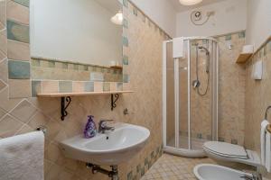 Koupelna v ubytování Porto San Paolo Apartments + 52 fotografií