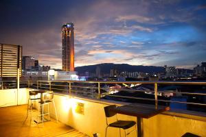 un balcone con tavolo e sedie su un edificio di Armenian Street Heritage Hotel a George Town Altre 47 foto