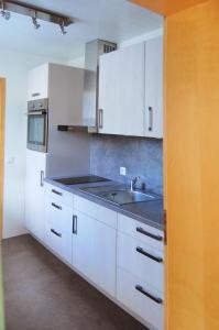 Kuchyň nebo kuchyňský kout v ubytování Ferienwohnung & App. Rosemarie