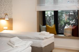2 Betten in einem Zimmer mit Fenster in der Unterkunft Ośrodek Turystyczny Warzenko in Warzenko
