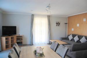 TV a/nebo společenská místnost v ubytování Ferienwohnung & App. Rosemarie