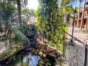 佛羅安那波里的住宿－普薩達松豪梅烏酒店，建筑前的锦 ⁇ 池