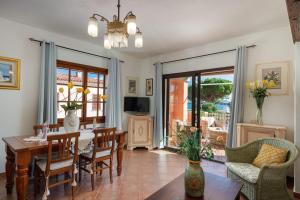 TV a/nebo společenská místnost v ubytování Porto San Paolo Apartments