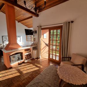 sala de estar con chimenea y puerta abierta en Pousada da Mata en Cunha