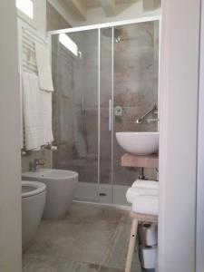 ein Bad mit einer Dusche, einem WC und einem Waschbecken in der Unterkunft VILLA CARLOTTA GRADO in Grado