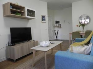 salon z telewizorem i stołem w obiekcie Marea Urban w mieście La Laguna