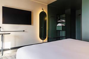 TV a/nebo společenská místnost v ubytování Novotel Paris Suresnes Longchamp