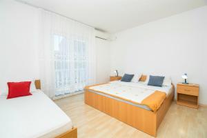 Un pat sau paturi într-o cameră la Apartment Mijo