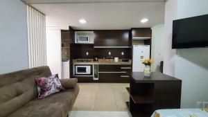 sala de estar con sofá y cocina en Apartamento Centro Catedral, en Canela