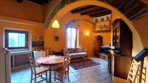 a kitchen and dining room with a table and chairs at Dimora del Pavone in Tivoli